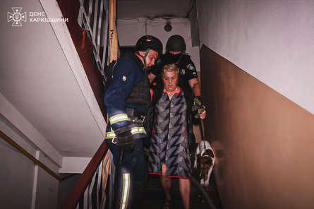 Удар РФ по Харькову и спасатели, которые спасают женщину 7 июня