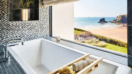 Современная ванная с окном на золотистый пляж и море в роскошном доме стоимостью £3 млн