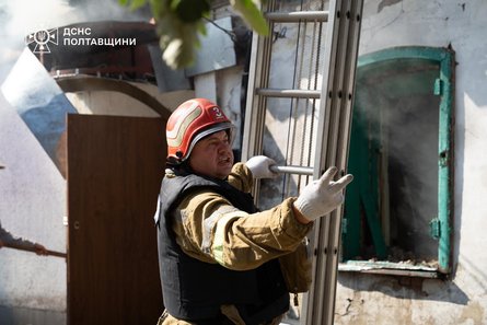 Рятувальники ліквідовують наслідки обстрілу Полтави 3 липня