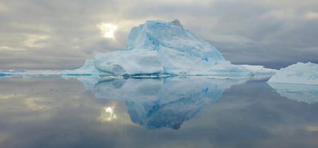 История о станции Вернадского, полярная станция, штиль, айсберг, берег, солнце