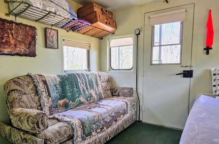 Дом из вагона, старый вагон, железнодорожный вагон, необычный дом, дом с историей, жилой объект, необычное жилье, аукцион, комната, спальня