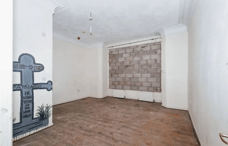 Дом с жуткими граффити на стенах, рисунки на стенах, роскошный дом, дом в викторианском стиле, продажа дома, дорогая недвижимость