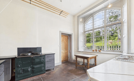 Викторианскую железнодорожную станцию переделали в семейный дом и впервые за долгие годы выставили на продажу