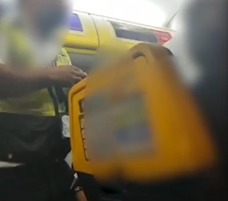 Драка на борту самолета Ryanair, туризм, путешествия, курьезы, экстренная посадка авиалайнера, инцидент в небе, Великобритания