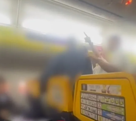 Драка на борту самолета Ryanair, туризм, путешествия, курьезы, экстренная посадка авиалайнера, инцидент в небе, Великобритания