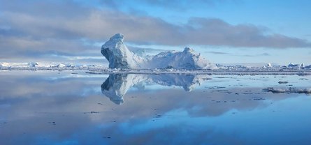 История о станции Вернадского, полярная станция, штиль, айсберг