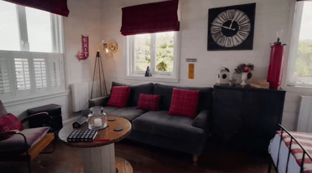 Будиночок The Cable Hut, який вигляд має зсередини, Велика Британія,