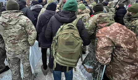 раненые военные, всу, госпиталь, очередь травматолог, костыли