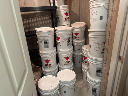 Відра з продуктами тривалого зберігання