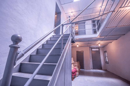 Будинок із в'язницею в підвалі, законна в'язниця, в'язниця в будинку, будинок шерифа, незвичайний підвал, том із таємницею, лякає людей,