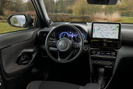 салон тойота ярис кросс