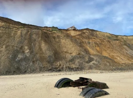 Потеряли дома из-за оползня, последствия стихии в Великобритании, эрозия земли, обвал, море, стихия, потеря жилья