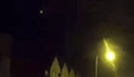 Необычный свет в небе, небо, метеор, космический мусор, сияние, ночное небо, отец с сыном, фонарь, столб, скрытая камера