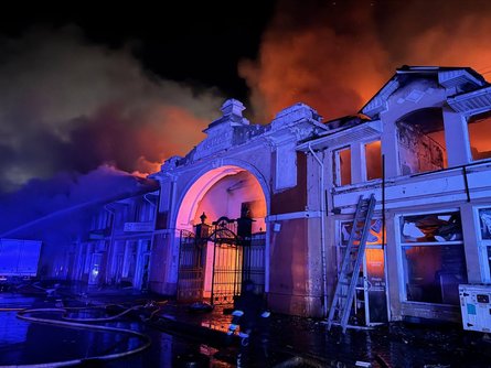 Горить фруктовий павільйон внаслідок нічної атаки по Одесі