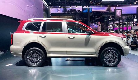 китайский внедорожник, вид сбоку, автосалон в Китае, двухцветная окраска