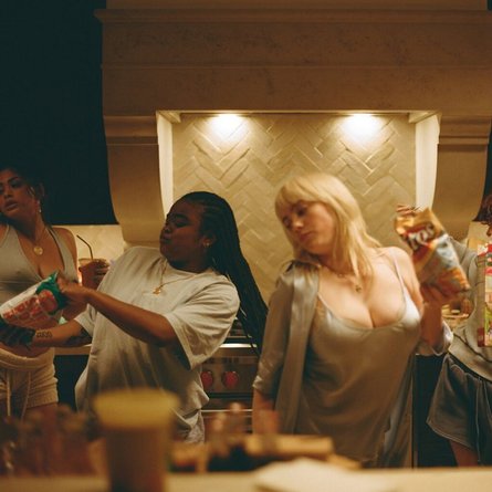 билли айлиш, клип, девочки, билли в нижнем белье