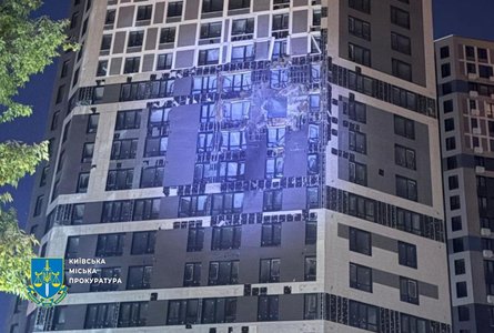 Поврежденный дом после ночной атаки по Киеву 4 июля