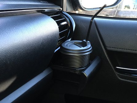 подстаканники в Toyota Hilux, пикап Тойота Хайлюкс салон, Toyota Hilux передняя панель, пикап Toyota Hilux интерьер, торпедо пикапа Toyota Hilux, тест-драйв Toyota Hilux, обзор Toyota Hilux