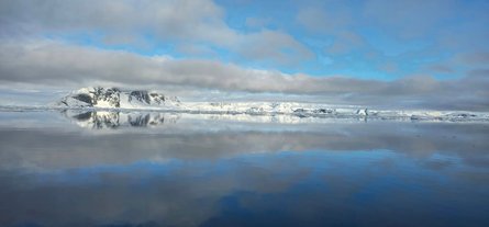 История о станции Вернадского, полярная станция, штиль, айсберг, берег