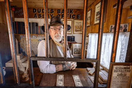 Мужчина переделал двор в город Дикого Запада, в стиле Дикого Запада, кантри, задний двор, сад на заднем дворе, построил сам