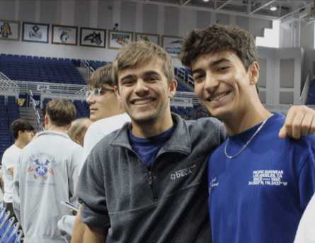 Выпускники-близнецы Чейз и Дерек Герцог