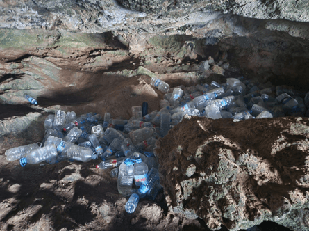 жив у печері, житло в печері, сміття в печері, сміття на природі, пластикові пляшки