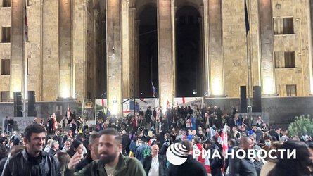 Однак протестувальники не поспішають іти і стоять біля парламенту