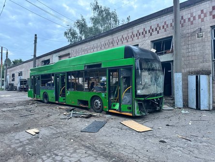 Во время обстрела Украины у Харькова повреждено несколько десятков троллейбусов во время обстрела Украины