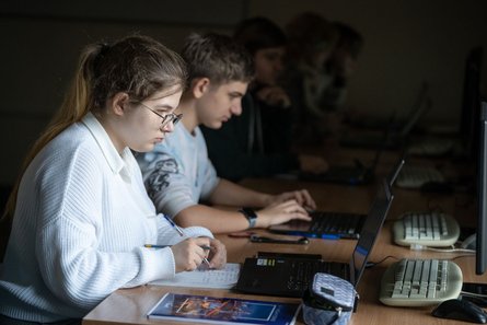 українські діти у польщі, українські школярі у польщі, дистанційне навчання, діти біженці у польщі