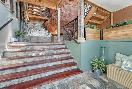 Дом в скале, поместье среди гор, объект недвижимости, продажа жилья, особняк посреди красной горы в Колорадо