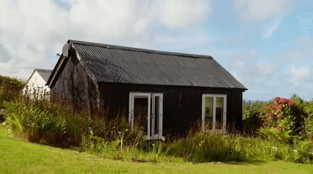 Будиночок The Cable Hut, який вигляд має зсередини, Велика Британія,