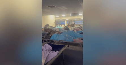 Пассажиры спят в аэропорту