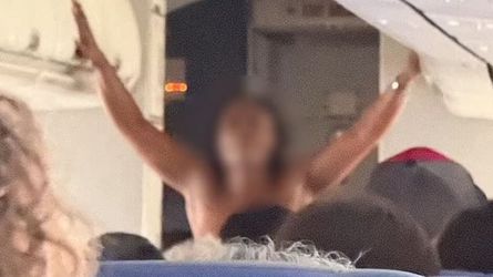 Пассажирка самолета устроила обнаженное шоу в салоне, что произошло, все подробности курьезного инцидента