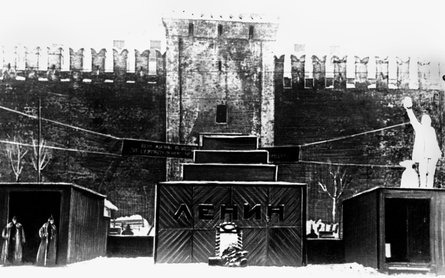 НА СКОРУЮ РУКУ. Первый мавзолей Ленина возвели в считаные дни, он был маленький, деревянный. Спустя несколько месяцев построили второй — монументальный, также из дерева (заглавное фото)