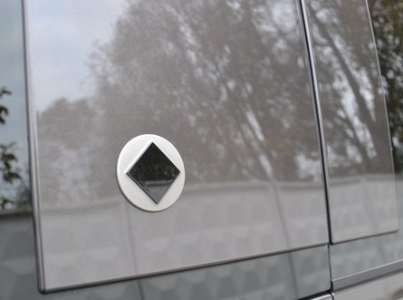 На кузове и в салоне появились особые эмблемы OCTA