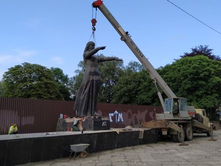 Во Львове сносят Монумент славы советской армии