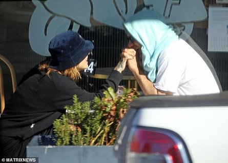 рита ора, тайка вайтити, роман