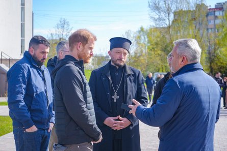 Принц Гаррі здійснив візит до Бучі на Київщині, де вшанував пам’ять жертв російської окупації.