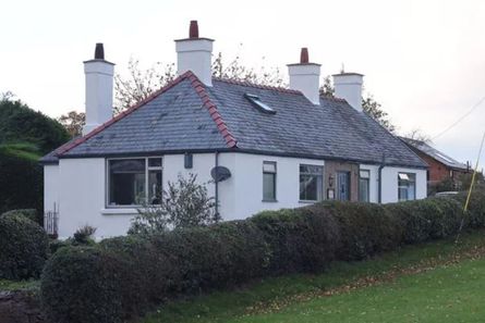 Дом среди кольцевой дороги, интересные объекты недвижимости, жилье, Кливид Говатсон живет в центре кольцевой дороги