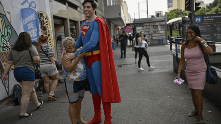 Мужчина похожий на Супермена, костюм, супргерой, случайно стал знаменитостью, адвокат, похож на Супермена