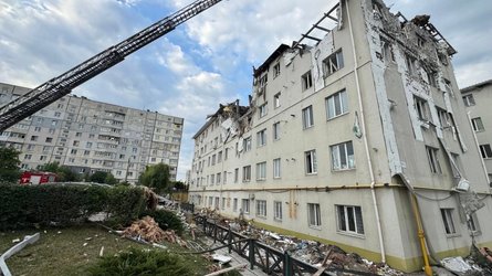 Последствия обстрела Индустриального района в Харькове устраняют спасатели