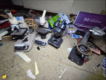 Находка в Британии, старый дом, микроскоп, хлам