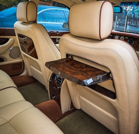 Салон отделали дорогой кожей и деревом