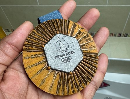 медаль Олімпіади 2024, облізла медаль, олімпіада в Парижі, спорсмени скаржаться на медалі, Йоганн Ндоє Бруар