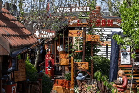 Мужчина переделал двор в город Дикого Запада, в стиле Дикого Запада, кантри, задний двор, сад на заднем дворе, построил сам