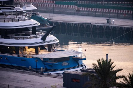 Яхта Madame Gu судно ОАЭ олигарх Андрей Скоч арест конфискация