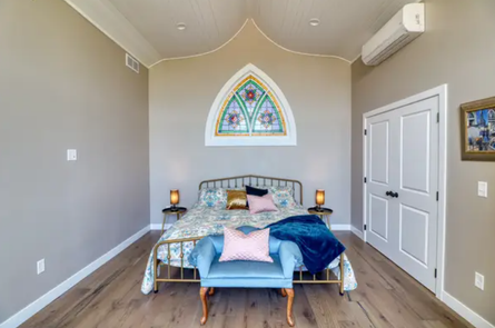 Пассивный доход, сдача в аренду недвижимости, дома, жилье, заработок, Airbnb, ремонт в старой церкви до и после