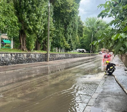 Спасатель откачивает воду в Ровненской области после дождей