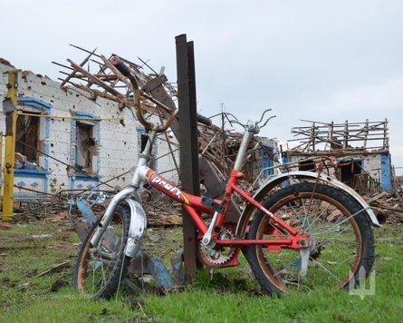 Велосипед у Роботиному, Роботине, руїни