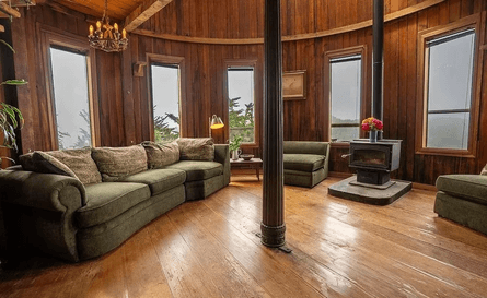 Дом из винных бочек, построил дом из гигантских бочек, гигантские бочки, дом из красного дерева, дом с видом на океан